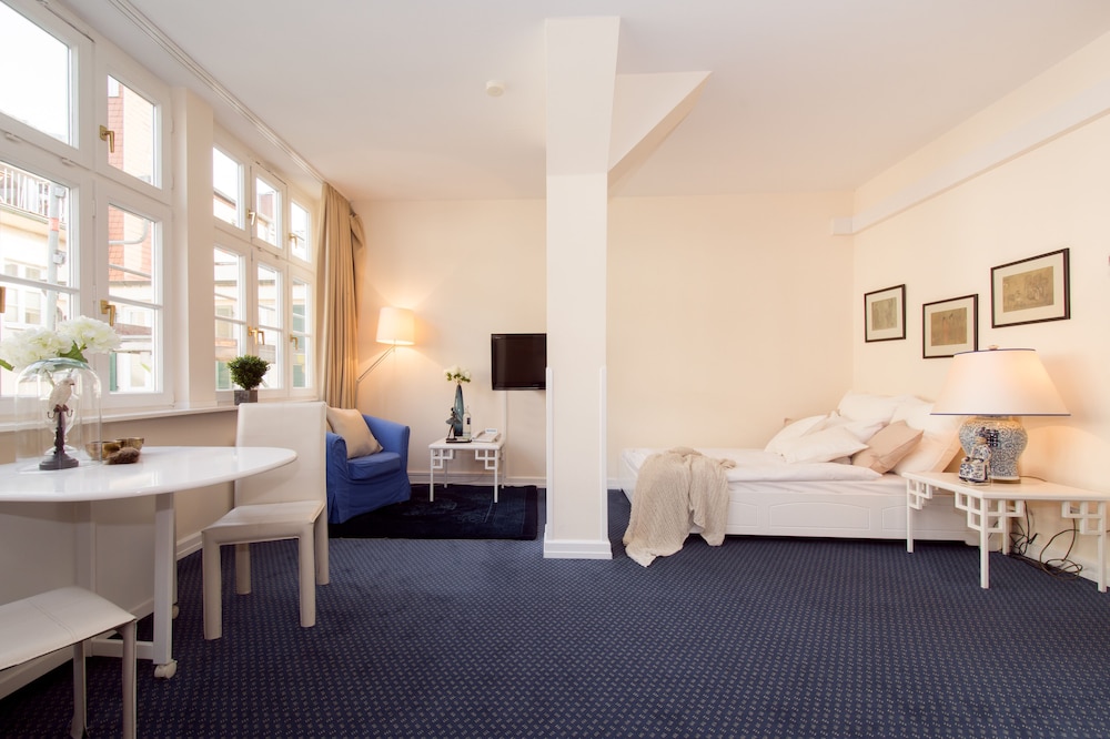 Carl Suites Standard