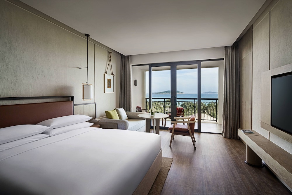 Grand Room, 1 King Bed, Ocean View, Oceanfront photo 1