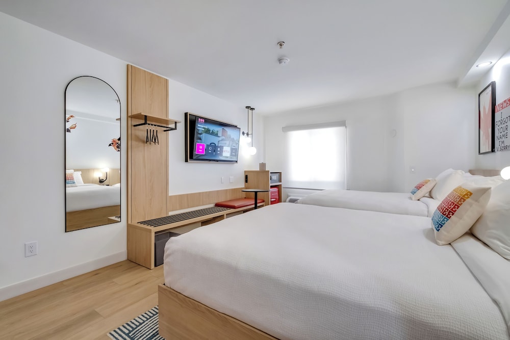 Standard Room, 2 Queen Beds photo 2