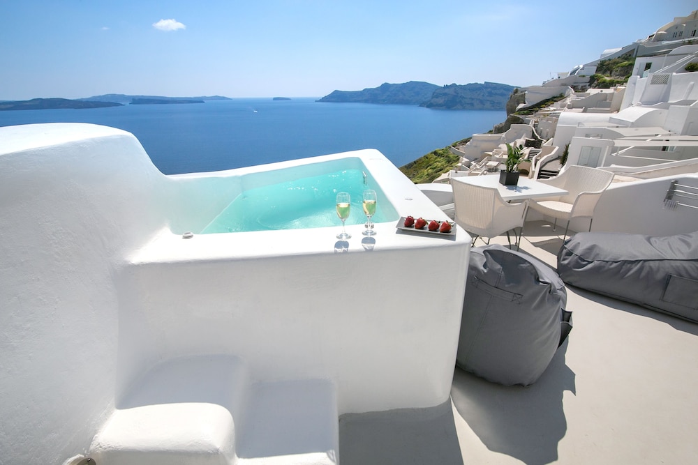 Superior Cave Suite with Hot Tub and Caldera View (Olive) photo 2