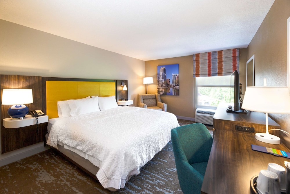 Suite, 1 King Bed, Kitchen - Photo 3