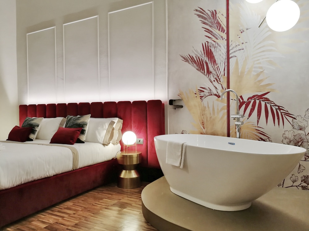 Deluxe Double Room, 1 King Bed, Hot Tub, Tower photo 3