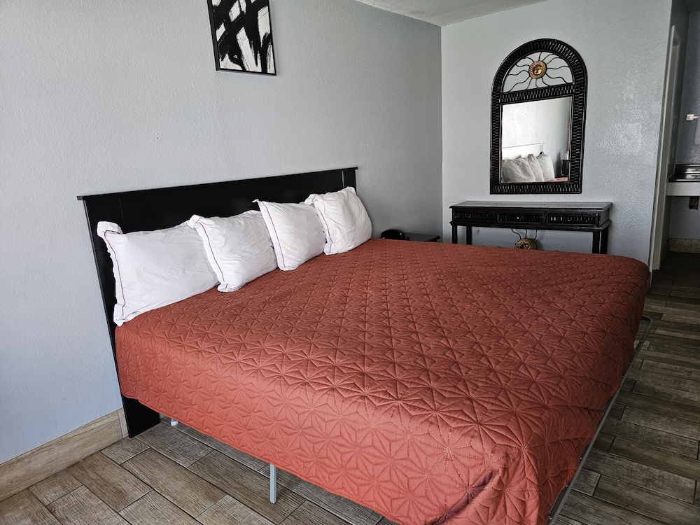 Comfort Single Room, 1 King Bed photo 3