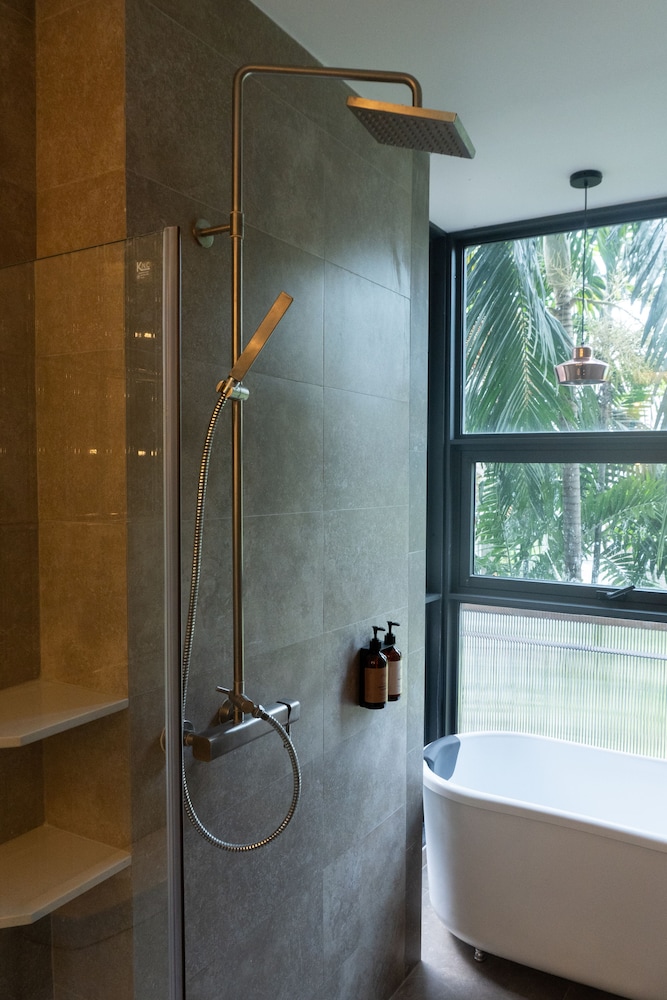 Premier Room, Bathtub photo 3