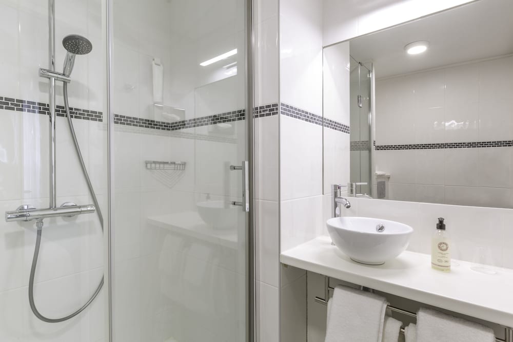 Standard Room, 1 Queen Bed, Non Smoking (Small Room) - Photo 4