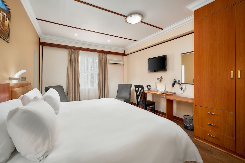 Room, 1 King Bed - Photo 3