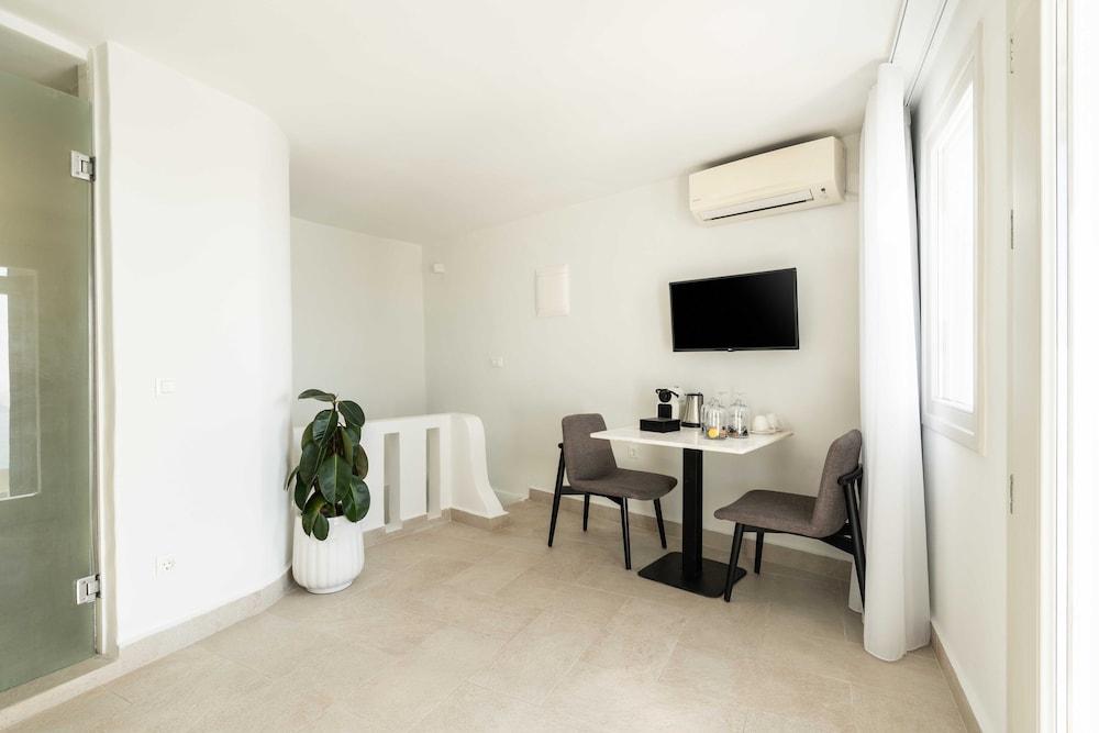 Premium Room Caldera View with Outdoor Mini Plunge Pool Double - Photo 8