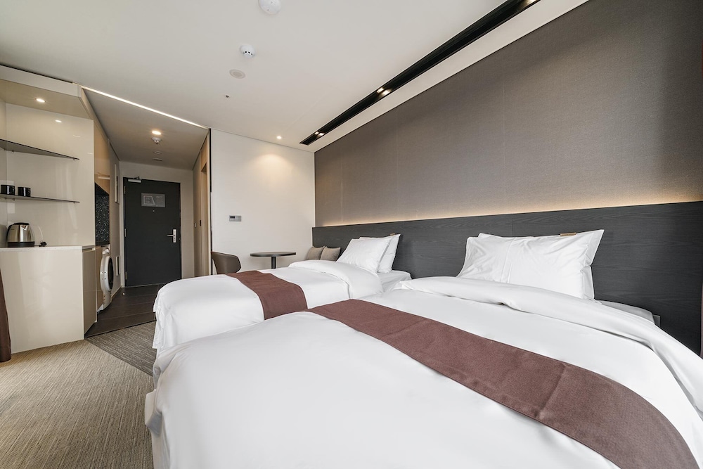 Family Twin Room - Photo 1