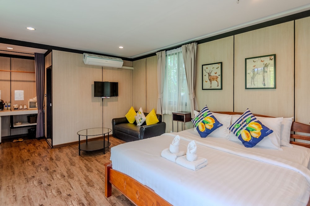 Bella Suite King Bed photo 1