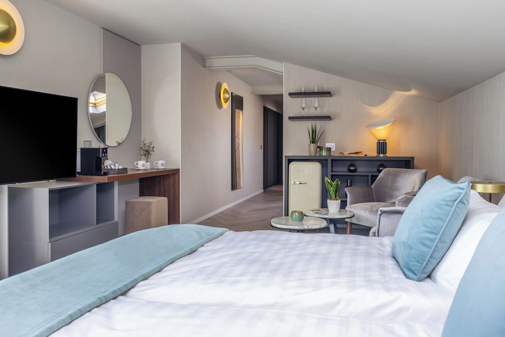 Panoramic Suite, 1 Bedroom, Lake View (SKYLIGHT Suite)