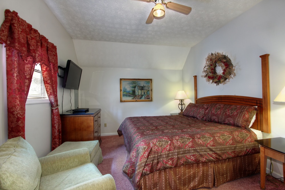 Creekside Cabin, 2 Bedrooms, Outdoor Hot Tub, Pool Table (2 King Beds, 1 Queen Sofa Bed) photo 1