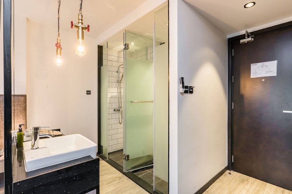 Deluxe Suite, 1 King Bed, Balcony photo 3