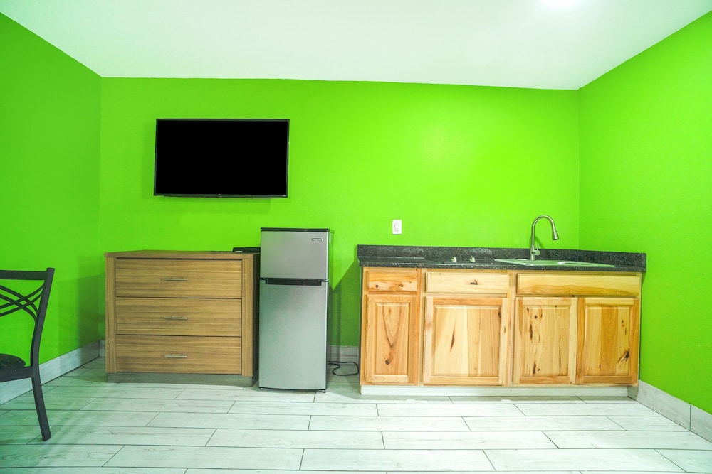 Room, Multiple Beds, Kitchenette - Photo 7