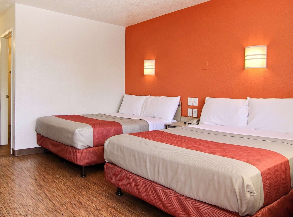 Standard Room, 2 Double Beds, Non Smoking photo 3