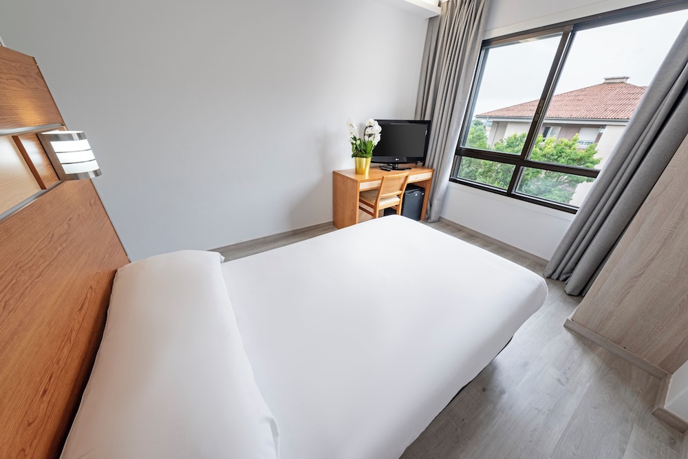 1 Single Bed - Photo 2
