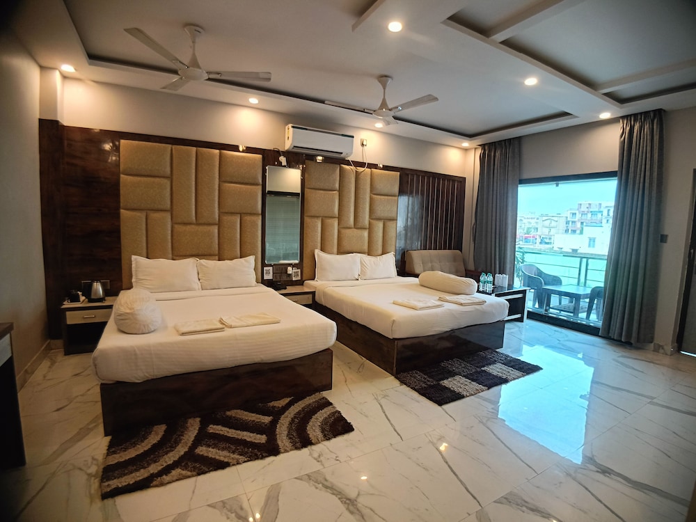 Executive Triple Room with Balcony