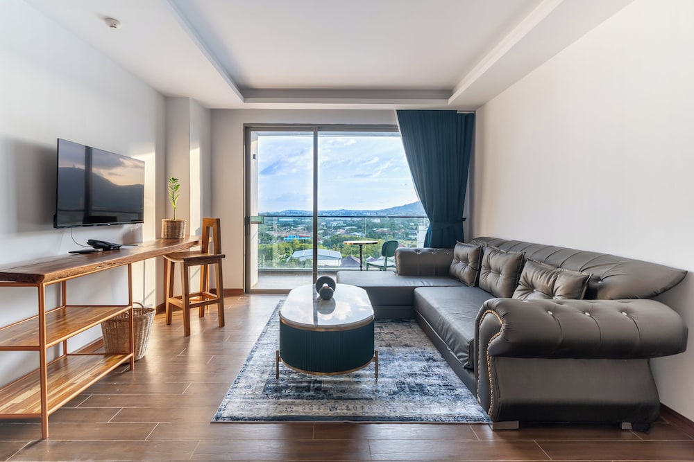 Panorama Executive Suite - Photo 8