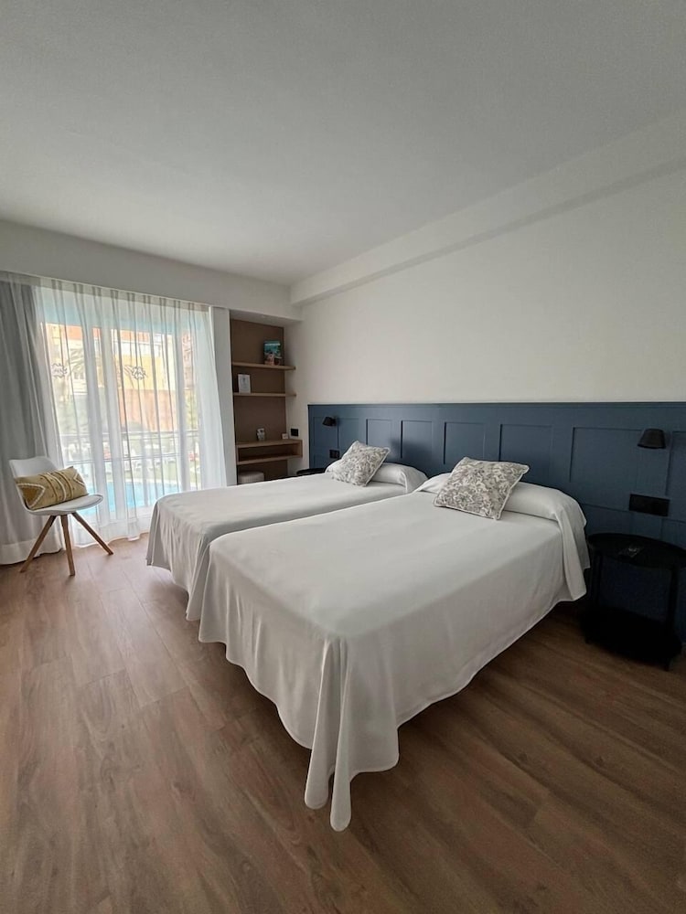 Standard Triple Room, City View - Photo 2