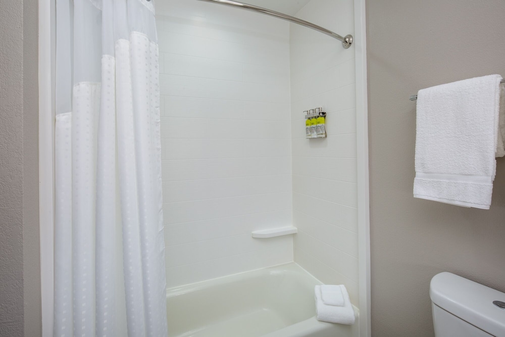 Suite, 2 Queen Beds - Photo 2