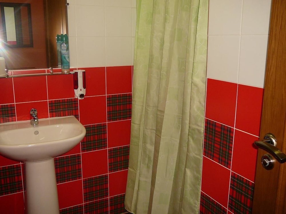 Basic Twin Room, Shared Bathroom photo 3