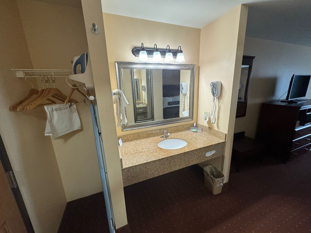 Room, 2 Queen Beds, Non Smoking - Photo 6