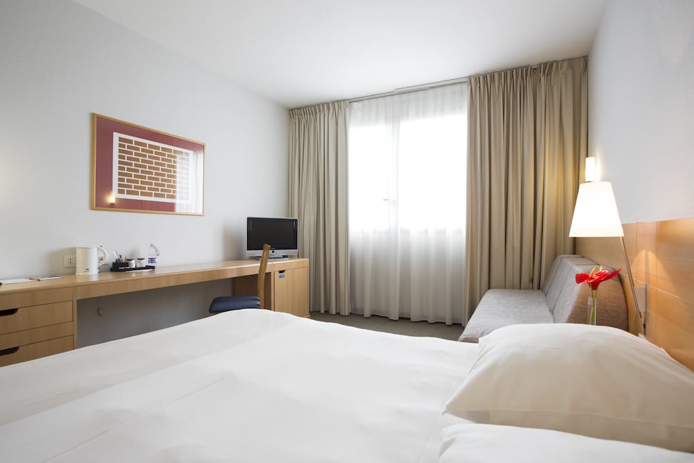 Standard Room, 1 Queen Bed with Sofa bed - Photo 2