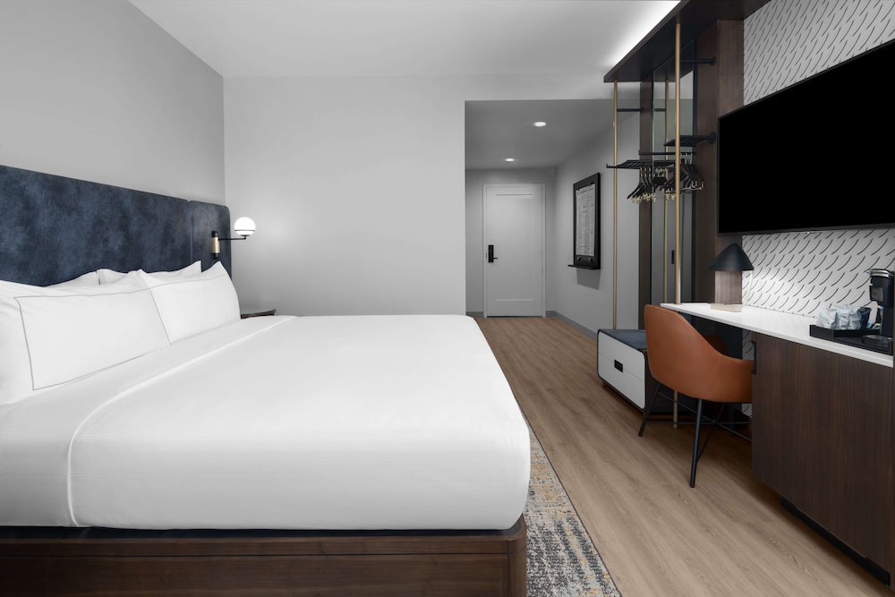Room, 1 King Bed, Corner - Photo 1