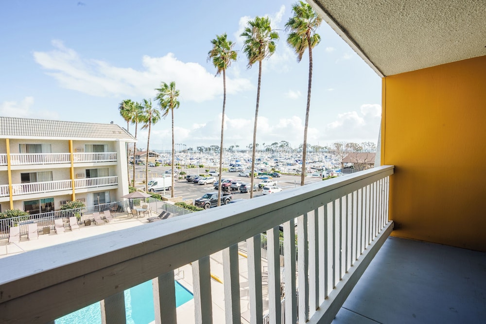 Standard Room, 2 Queen Beds, Pool View - Photo 4