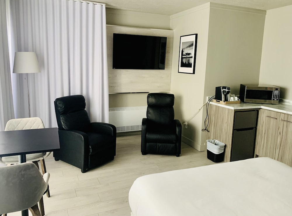 Standard Single Room, 1 Queen Bed, Sea View photo 3