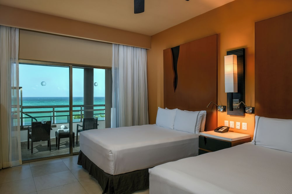 OCEANFRONT SWIM UP SUITE