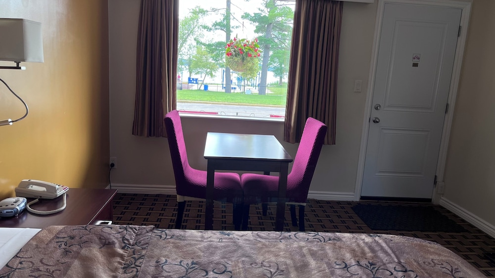 Deluxe Room, 1 Queen Bed, Refrigerator & Microwave, Lake View photo 3