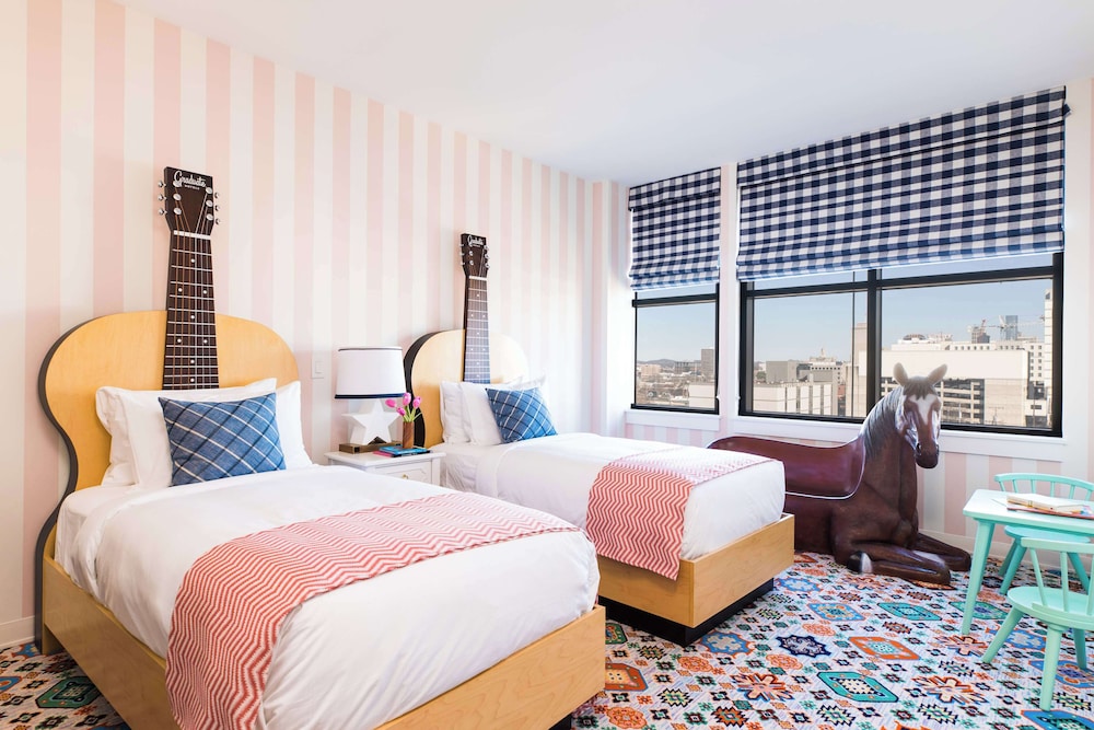 Family Room, 1 King Bed