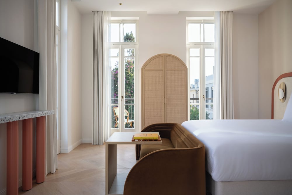 Deluxe Room, 1 King Bed, Terrace - Photo 4