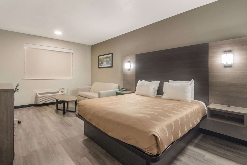 Standard Room, 1 King Bed, Smoking - Photo 1