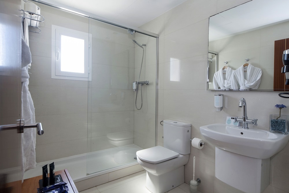 Standard Double Room thumbnail 5