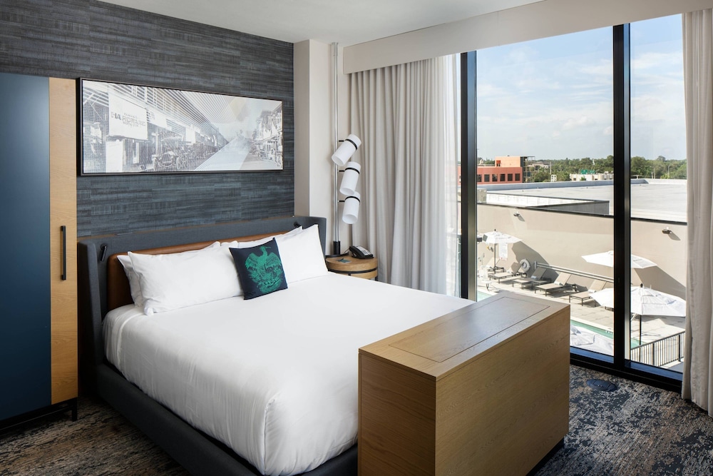 Suite, 1 Bedroom, Balcony - Photo 7