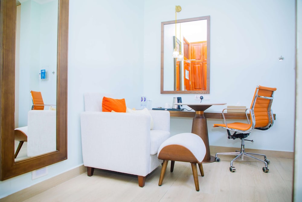 Executive Room, 1 King Bed, Non Smoking (Living Room) - Photo 1