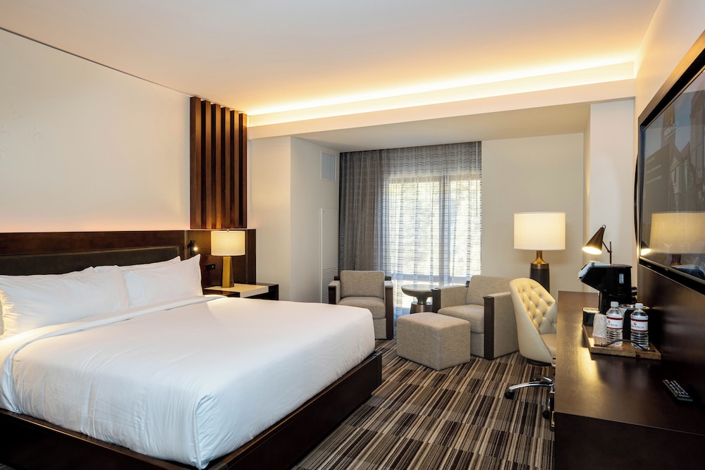 Monarch Premier - 1 King Bed