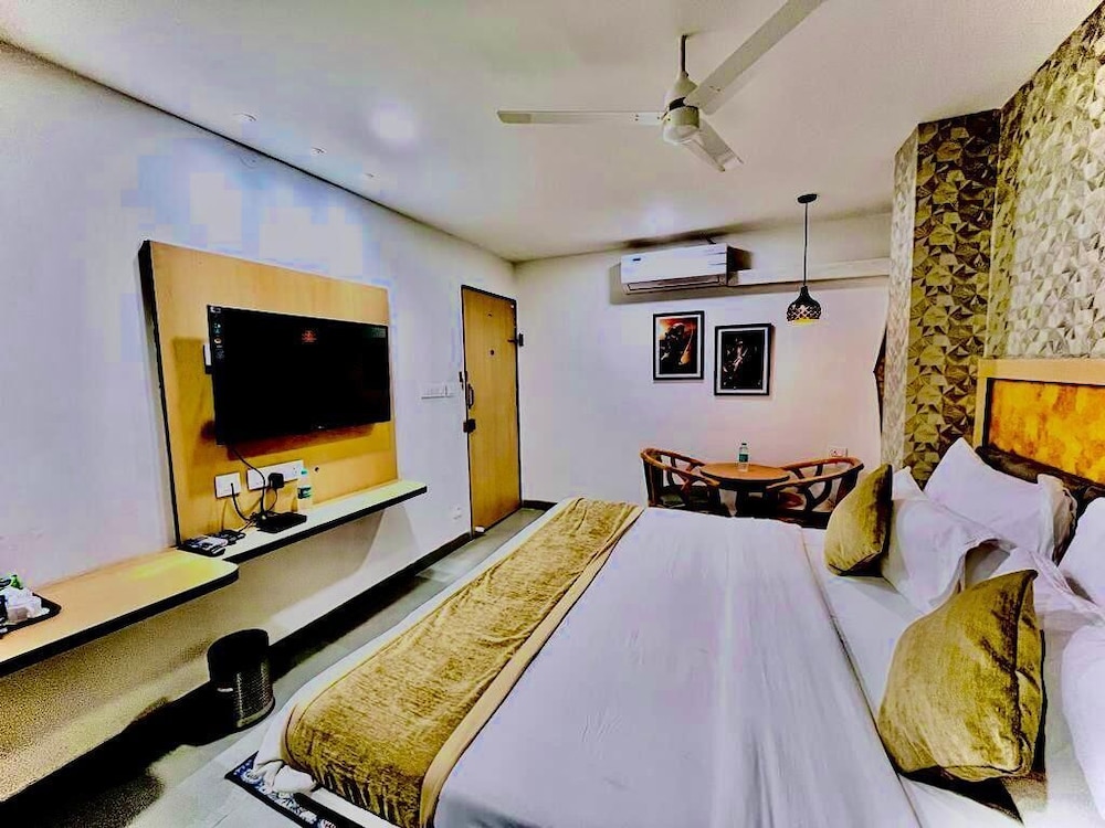 DELUXE ROOM - Photo 26