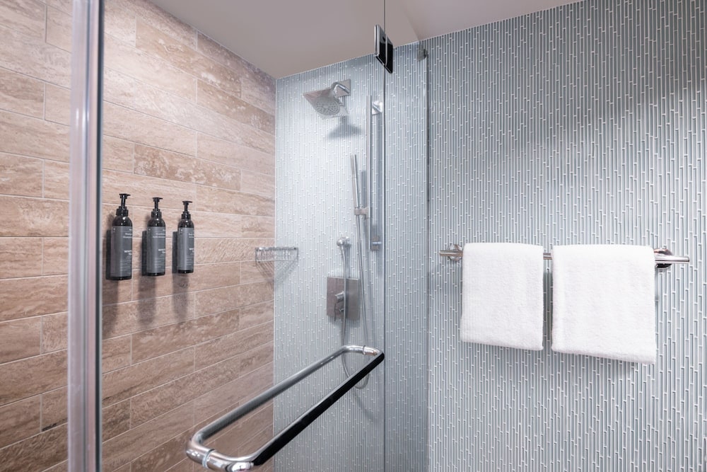 Room, 1 King Bed, Hearing Accessible, Resort View (kukahi)