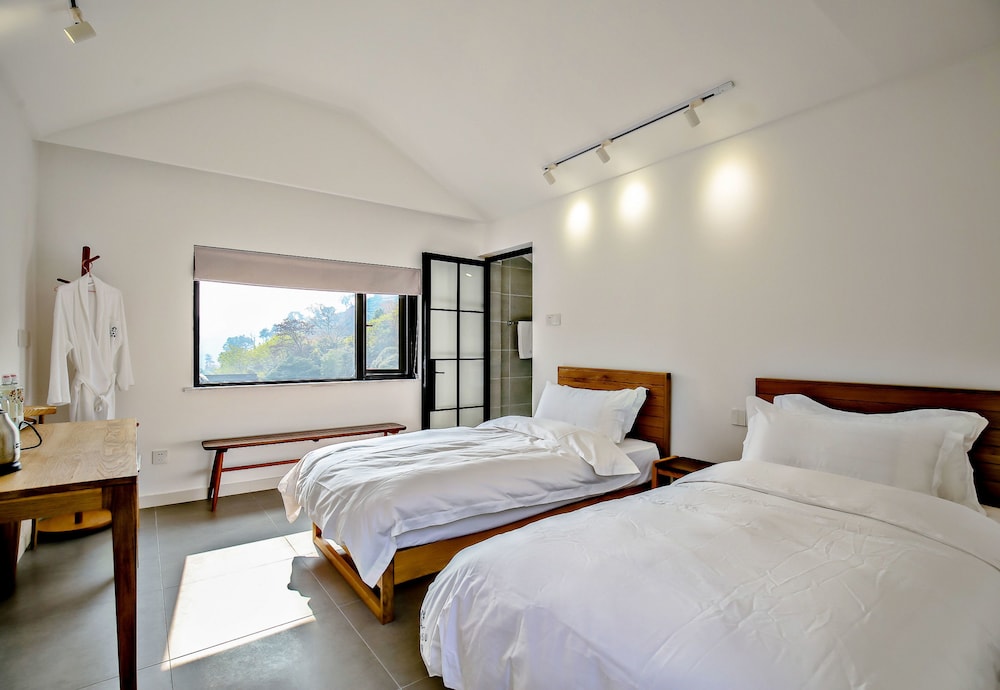 Basic Twin Room with Mountain View photo 1