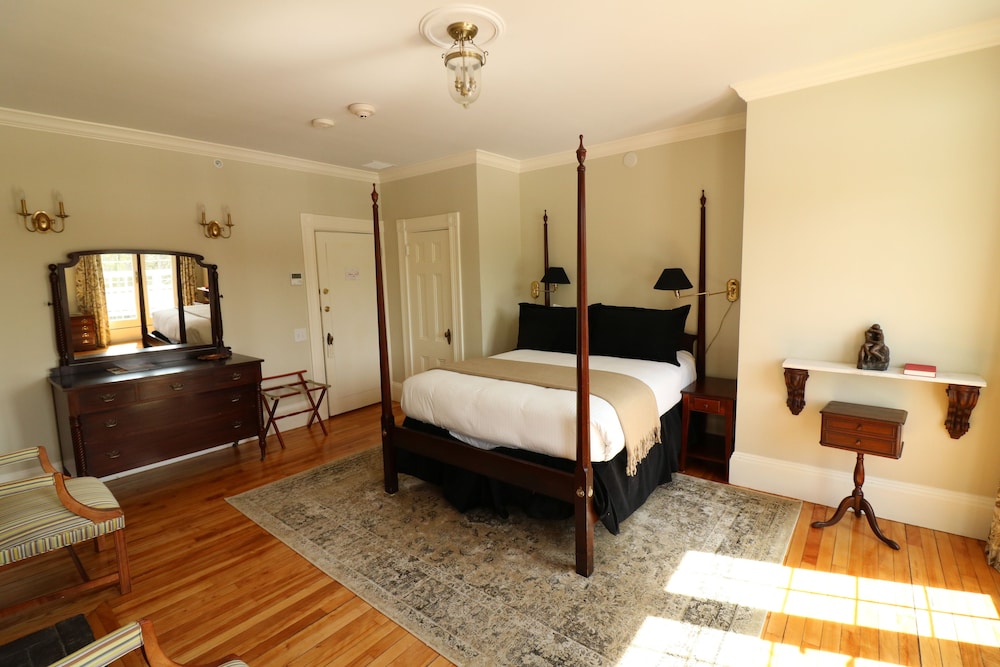 Auguste Rodin Suite, 1 Queen Bed, Antique show fireplace, Shared balcony with views photo 1