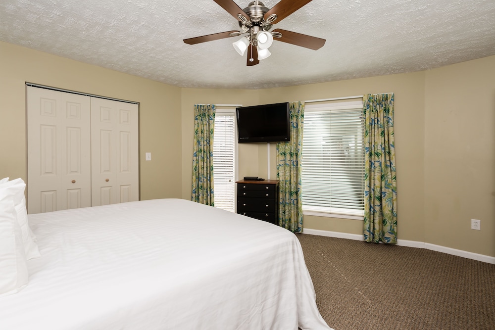 Condo, 3 Bedrooms - Photo 3