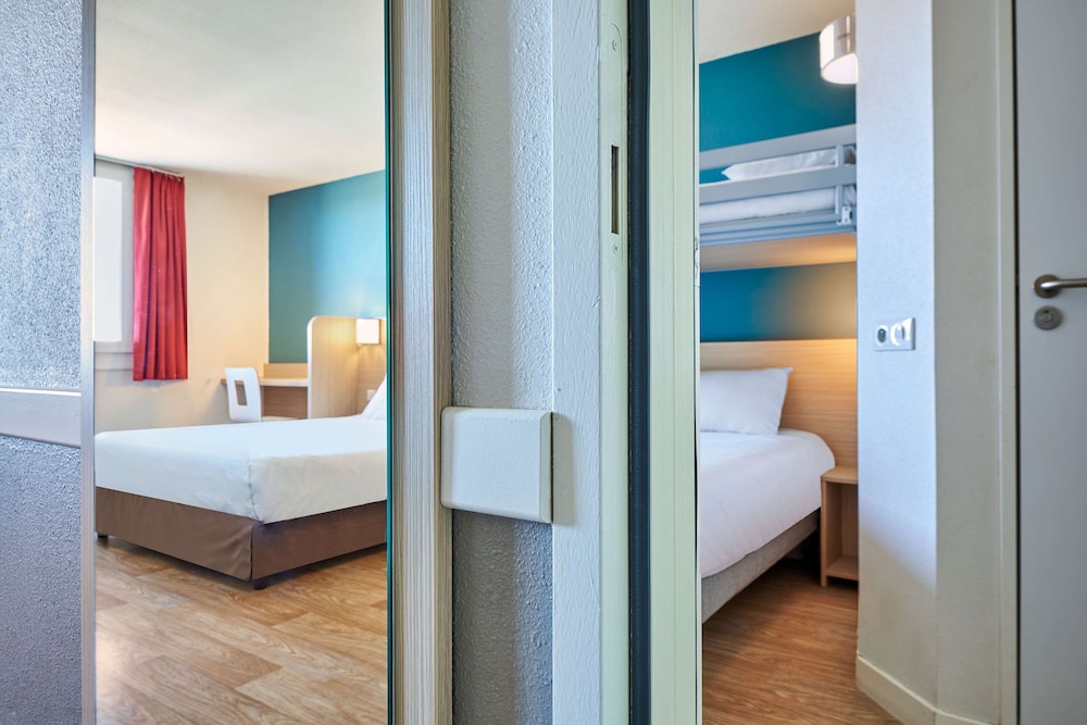 Standard Room, Multiple Beds - Photo 10