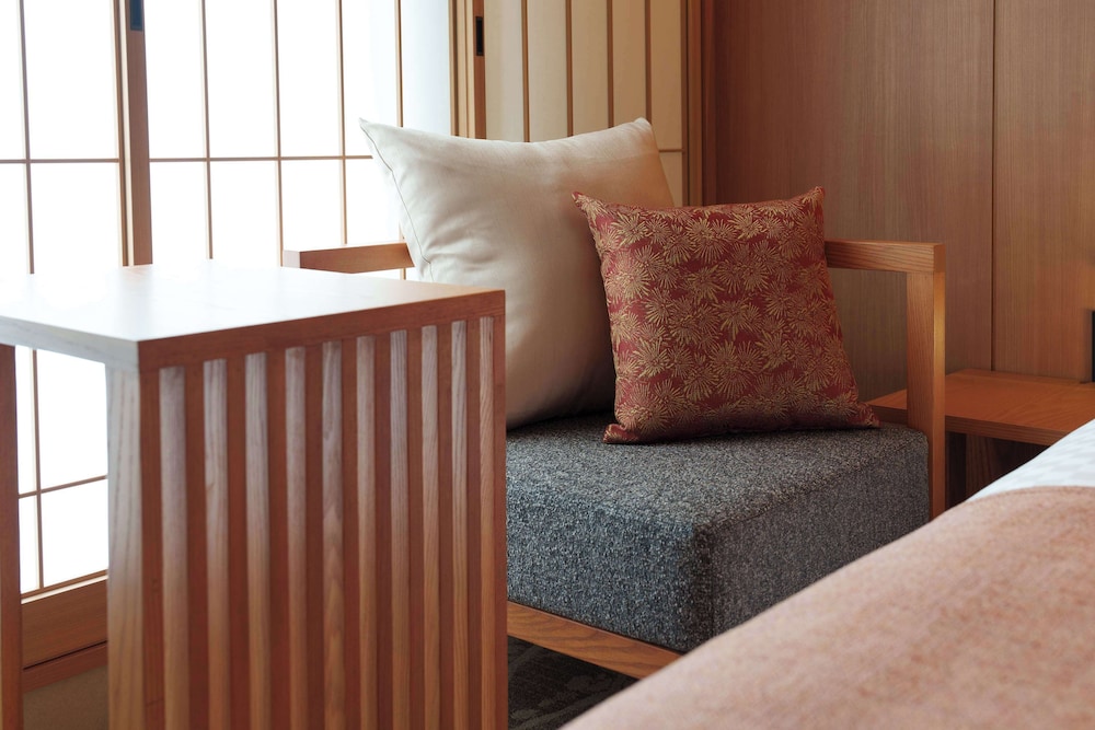 Superior Room, 1 King Bed, Non Smoking, Bathtub - Photo 10