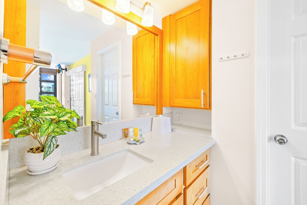 Premium Remodeled Condo with Ocean View and Parking: Premium Condo, 1 King Bed with Sofa bed, Balcony, Partial Ocean View (0136) photo