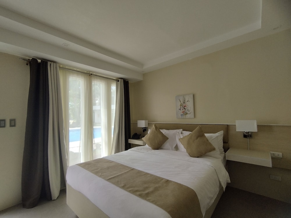 Deluxe Room, Pool View photo 1