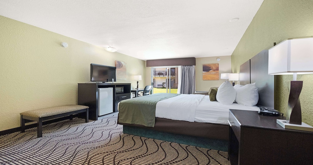 Deluxe Room, 1 King Bed, Non Smoking, Jetted Tub - Photo 8