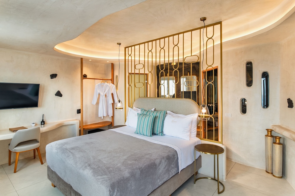 Superior Suite with Outdoor Jacuzzi - Photo 7
