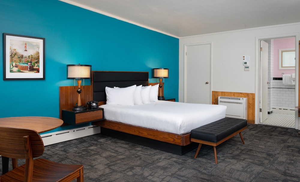 Standard Room, 1 Queen Bed, Refrigerator & Microwave